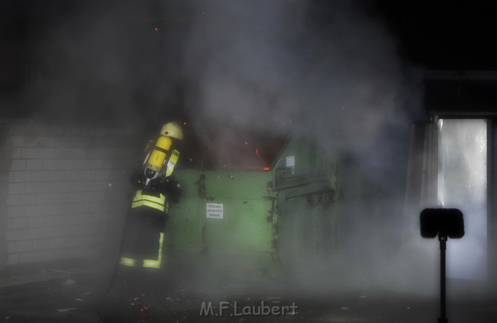 Feuer Papp Presscontainer Koeln Hoehenberg Bochumerstr P068.JPG - Miklos Laubert